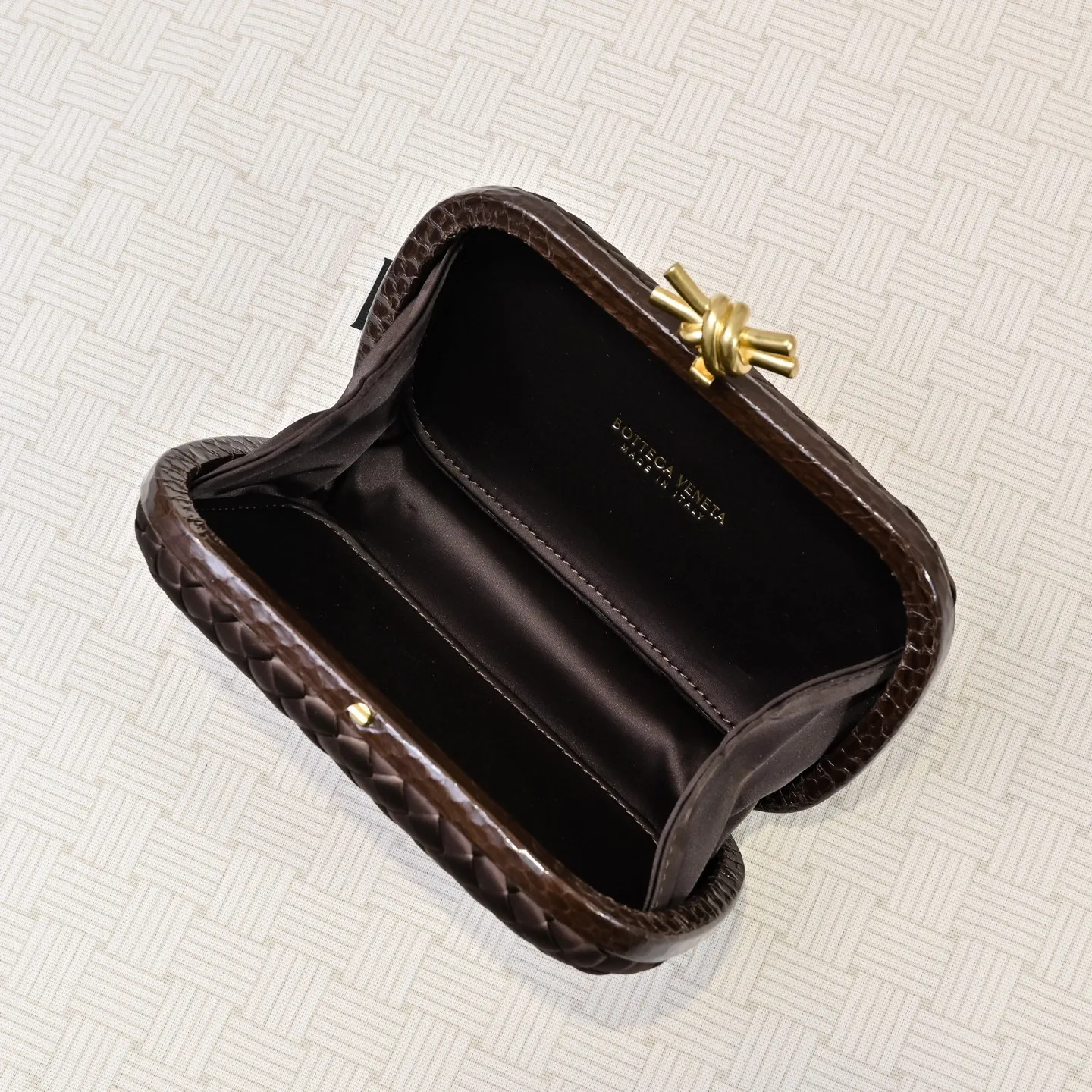 Batch 1460 #BV Knot woven evening bag series ~ Each bag reveals exquisite elegance💫Iconic classic silk weaving➕snake skin trimming with knot buckle, soft and delicate feel. The design is small and exquisite, low-key without logo, elegant and elegant. Paired with evening dress or cheongsam, it has the atmosphere of a famous and wealthy lady. Full of aura and invincible texture💃 Model: 7622 Dimensions: 20x12x5.5